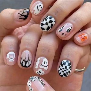 Press-On Nails with chic Nail Art (Nail Glue Included!)